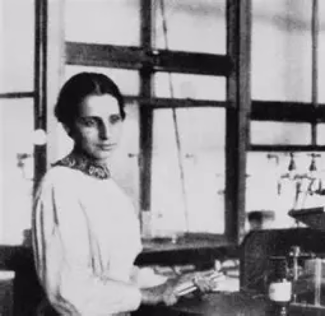Photographie de Lise Meitner dans son laboratoire